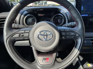 Toyota Yaris 1.5 Hybrid GR SPORT PANODAK STOEL/STUURVERW JBL-AUDIO HEAD-UP 18'' LM-VELGEN PARK-SENSOREN NAVI KEYLESS CAMERA APPLE/ANDROID NL-AUTO 1E-EIG / 17