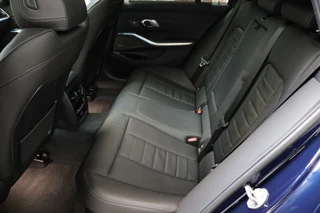 BMW 3 Serie Touring 330e High Executive M Sport Pakket Automaat  / Live Cockpit Professional / SOH 93 % / Driving Assistant / Panoramadak / Trekhaak / Leder / Harman Kardon / Innovation Pack / Parking Assistant / Travel Pack / Curved Display / 19 Inch / Shadow Line / 19