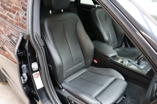 BMW 3 Serie Gran Turismo 335i xDrive High Executive M Sport Pakket Automaat  / Navigatiesysteem Professional / Panoramadak / Trekhaak / Leder / Innovatiepakket / 18 Inch / Shadow Line / Active Cruise Control met Stop en Go-functie / Stoelverwarming / Climate Control / Xenon / Extra Getint Glas / 18