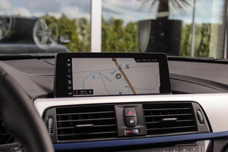 BMW 3-serie Touring 320i M Sport Edition | 2e eigenaar | NL auto | Camera | HiFi audio | Stoelverwarming | DAB | Head-up | Cruise control | LED | Park Assistant | PDC | Navigatie / 28