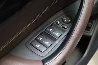 BMW X1 sDrive20i High Executive xLine Automaat  / Navigatiesysteem Plus / Trekhaak / Achteruitrijcamera / Leder / Head-Up Display / 18 Inch / 18 Inch / Stoelverwarming / Extra Getint Glas / Lichtpakket / 31