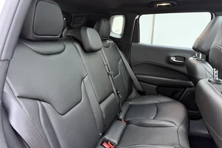 Jeep Compass 4xe 240 Plug-in Hybrid Electric S | Navigatie | Lederen bekleding | Panoramisch schuifdak | Keyless | Stoelverwarming | Zwart dak / 16
