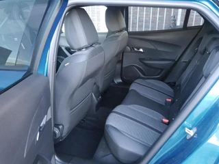 Peugeot e-2008 EV Allure 54 kWh | tot 406km WLTP range | SOH 96% | Parkeersensoren voor + achter | Draadloos Apple Carplay/Android Auto | Cruise Control | Privacy Glass / 9