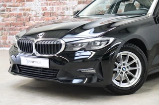 BMW 3 Serie Sedan 320i Executive Edition Automaat  / Trekhaak / Live Cockpit Professional / Cruise Control / Parkeersensoren / Neerklapbare Achterbank / Apple Carplay / Sportstuur / 2