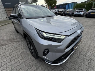 Toyota RAV4 2.5 Plug-in Hybrid AWD BI-TONE PLUS JBL-AUDIO NAVI HEAD-UP BLIND SPOT 360° CAMERA STOEL/STUURVERW EL-KLEP APPLE/ANDROID 1500KG TREKGEW KLASSE 3 ALARM 4S-BANDEN / 6