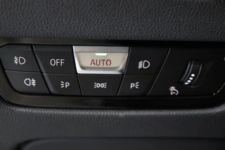 BMW 3 Serie Sedan 330i High Executive M Sport Pakket Automaat  / Live Cockpit Professional / Head-Up Display / Leder / Harman Kardon / LED / Stoelverwarming / Driving Assistant / Achteruitrijcamera / M Sportremsysteem / DAB / Ambiance Verlichting / 34