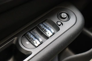 MINI Clubman Cooper Serious Business / Navigatiesysteem Professional / Panoramadak / Harman Kardon / Climate Control / 17 Inch / LED-koplampen / Parkeersensoren / Cruise Control / Lichtpakket / 30