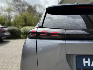 Peugeot 2008 1.2 Turbo 100 Allure | Draadloos Apple Carplay/Android Auto | Parkeersensoren | Privacy Glass | Lichtmetalen velgen / 20