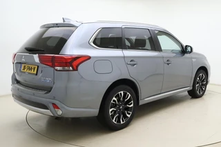 Mitsubishi Outlander 2.0 PHEV Automaat instyle | Navigatie | Lederen bekleding | Achteruitrijcamera | Elektrische achterklep | Stoel- en stuurverwarming | Verwarmd voorraam / 2