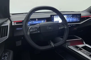 Opel Grandland Electric GS 73 kWh | Stoelverwarming | Verwarmd stuurwiel | Adaptieve Cruise Control | 360° Camera | Panoramisch schuif/kantel dak | Matrix LED koplampen | 20'' Lichtmetalen velgen / 41
