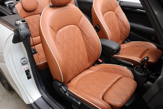 MINI Cooper S Cabrio Chili Automaat  / Navigatiesysteem / Leder / Climate Control / Harman Kardon / Parkeersensoren / LED / Sportstoelen / Windscherm / Cruise Control / 17 Inch / Lichtpakket / Bluetooth / 21