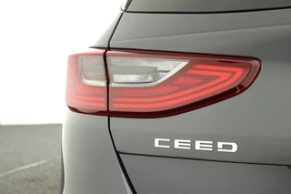 Kia Ceed 1.5 T-GDi DynamicPlusLine Automaat *DEMO* - Trekhaak - Navigatie - Stoel-/stuurverwarming - Cruise Control - Climate Control - Fabrieksgarantie tot 04-2032 / 22