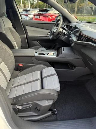Opel Grandland Electric Business Edition 73 kWh | ECC | Navigatie | Elektrisch glazen panorama-dak | Matrix LED Verlichting | Cruise control | Camera | Winterpakket | 19" LM-Velgen / 49