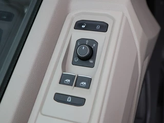 Volkswagen Multivan 1.4 eHybrid L2H1 Style 7-Persoons | Panorama dak | Stoelverwarming | Adaptive Cruise | Trekhaak | Camera | CarPlay | Climatronic | 17 Inch | 21.560 Km !! / 23