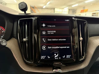 Volvo XC60 2.0 T5 Inscription | 250PK | Automaat | Leder | Camera | Trekhaak | Pano | Navi | 12,3” Digitaal Display / 17