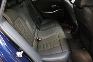 BMW 3 Serie Touring 330e High Executive M Sport Pakket Automaat  / Live Cockpit Professional / SOH 93 % / Driving Assistant / Panoramadak / Trekhaak / Leder / Harman Kardon / Innovation Pack / Parking Assistant / Travel Pack / Curved Display / 19 Inch / Shadow Line / 21