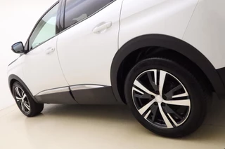 Peugeot 3008 1.2 PureTech Crossway 130 PK | Navigatie | Camera | Climate contro| Keyless | Lichtmetalen velgen | Extra getint glas | Cruise control / 17