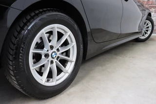 BMW 3 Serie Sedan 320i Executive Edition Automaat  / Trekhaak / Live Cockpit Professional / Cruise Control / Parkeersensoren / Neerklapbare Achterbank / Apple Carplay / Sportstuur / 7
