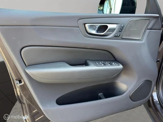 Volvo XC60 2.0 T6 Plug-in hybrid AWD Plus Dark / 17