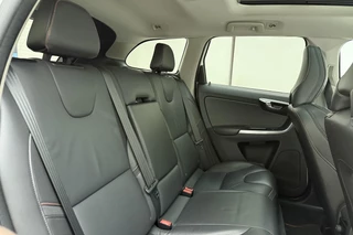 Volvo XC60 2.0 T5 FWD Ocean Race 245pk | Panoramadak | Elektrische stoelen | Verwarmde voorruit | Stoelverwarming | Handsfree kofferklep | Camera | Lederen bekleding | Afneembare trekhaak | 1.600kg trekgewicht | NL auto / 17