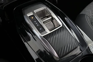 Peugeot 208 1.2 Hybrid 110 e-DCS6 Allure NL Auto Apple CarPlay Parkeersensoren / 23