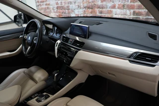 BMW X1 xDrive25i High Executive xLine Automaat  / Navigatiesysteem Plus / Driving Assistant Plus / Trekhaak / Panoramadak / Park Assistant / Leder / Park Assistant / AWD / 18 Inch / Head-Up Display / Stoelverwarming / Hifi / Parkeersensoren / Climate Control / LED / 22