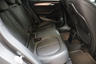BMW X1 sDrive20i High Executive xLine Automaat  / Navigatiesysteem Plus / Trekhaak / Achteruitrijcamera / Leder / Head-Up Display / 19 Inch / Adaptieve LED-koplampen / Hifi / Sportstoelen / DAB / Stoelverwarming / Extra Getint Glas / Lichtpakket / 17