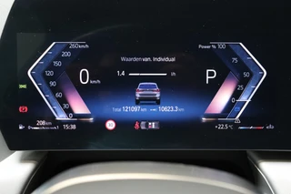 BMW X1 sDrive20i Executive Automaat  / Navigatiesyteem / Panoramadak / Achteruitrijcamera / DAB / Extra Getint Glas / 17 Inch / Dakdraagsysteem / Travelpack / DAB / Sportstoelen / Parkeersensoren voor+achter / 31