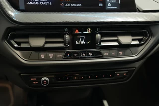 BMW 1 Serie 118i Sport Line  Keyless Go Navi LED Carplay 24 Maanden garantie* (Vraag naar de voorwaarden) / 14