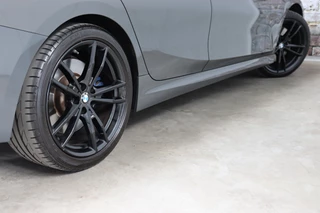 BMW 3 Serie Sedan 330i High Executive M Sport Pakket Automaat  / Live Cockpit Professional / Schuif-/kanteldak / M Sportremsysteem / Leder / Shadow Line / 19 Inch / Extra Getint Glas / Stoelverwarming / Climate Control / Parkeersensoren voor+achter / Stuurwiel Verwambaar / Hifi / 7
