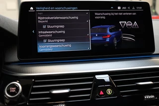 BMW 5 Serie Touring 530e High Executive M Sport Pakket Automaat  / Live Cockpit Professional / SOH 87% / Panoramadak / Trekhaak / Driving Assistant Professional / Comfortstoelen / Laserlight / Head-Up Display / Adaptief Onderstel / DAB / Parking Assistant / Hifi / 45