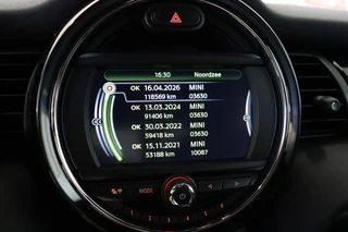 MINI Cooper Hatchback Chili Serious Business 3 deurs / Navigatiesysteem / Leder / John Cooper Works Exterieurpakket / Lichtpakket / Extra Getint Glas / Climate Control / Parkeersensoren / LED / Bluetooth / Cruise Control / Sportstoelen / 17 Inch / 23