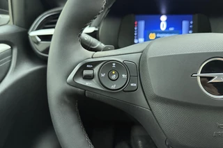 Opel Corsa 1.2 Turbo Hybrid Yes Automaat | Stoel & Stuurverwarming | Navigatie via Carplay | Zwart dak | DAB Radio | Parkeersensoren | Lichtmetalen velgen / 18