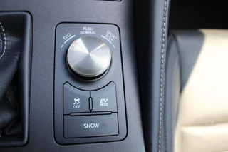 Lexus RC 300h F SPORT Line NL-AUTO CRUISE TRIPLE-LED STOELVENT BLIND-SPOT 19" LM-VELGEN / 35