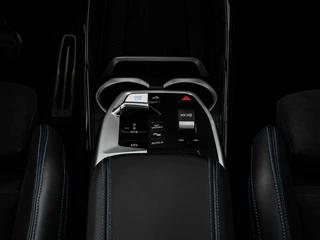 BMW iX1 eDrive20 67 kWh M Sport | SOH 100% | Trekhaak | Harman/Kardon | Keyless | LED | Camera | Navigatie | 18" / 32