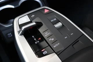 BMW X1 sDrive20i Executive M Sport Pakket Automaat  / Live Cockpit Professional / Shadow Line / Comfort Access / Head-Up Display / Adaptieve LED / 18 Inch / Parking Assistant Plus / Innovation Pack / Elektrisch Verstelbare Voorstoelen / Extra Getint Glas / 42
