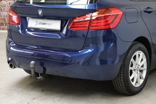 BMW 2 Series Active Tourer 218i Executive Automaat  / Navigatie / Trekhaak / Panoramadak / LED / Achteruitrijcamera / Climate Control / Parkeersensoren voor+achter / Cruise Control / Bluetooth / 33