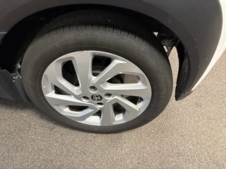 Toyota Aygo X 1.0 VVT-i MT first / apple /stoelverw /cruisec /camera/pdc/clima/boeken / 25