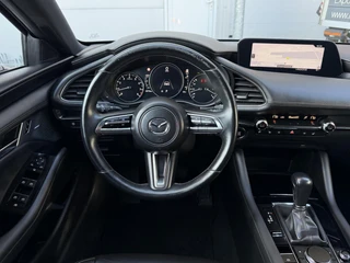 Mazda 3 2.0 e-SkyActiv-G M Hybrid 122 Comfort met Bose | Apple Carplay / Android Auto | Navigatiesysteem | Licht + Regensensor | Elektrisch Verstelbare Bestuurderstoel  | Stoel + Stuurverwarming | Parkeersensoren Voor + Achter | Camera Achter | 18"Lichtmetalen velgen | Lederen Bekleding | Cruise Control Adaptief / 22