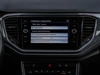 Volkswagen T-Roc 1.5 TSI 150 PK DSG Style IQ.DRIVE | Trekhaak | Virtual Cockpit | LED | ACC | Camera | Dodehoekdetectie | Stoel-/Stuurverwarming | Navigatie | Apple CarPlay/Android Auto | 18" / 31