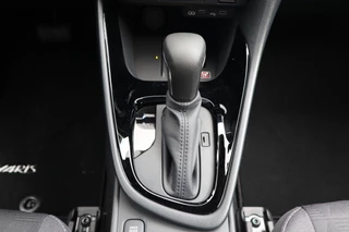 Toyota Yaris HYBRID 115 FIRST EDITION STOEL/STUURVERW DRAADLOOS-LADEN APPLE/ANDROID KEYLESS CLIMA AD-CRUISE 16" LM-VELGEN / 21