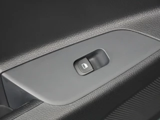 Kia Stonic 1.0 T-GDi MHEV DynamicLine  Navigatie - Achteruitrijcamera - Cruise Control - Apple & Android Carplay - Fabrieksgarantie t/m 14-04-2032 / 37