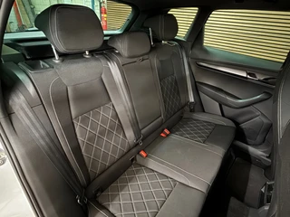 Skoda Karoq 1.5 TSI DSG 4x4 Sportline Business | 1800KG Trekgewicht | Carplay | Sportstoelen | Camera / 6