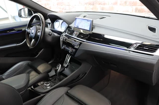 BMW X2 xDrive20i High Executive M Sport Pakket Automaat  / Navigatiesysteem Plus / Leder / Panoramadak / Achteruitrijcamera / Stoelverwarming / Climate Control / Hifi / Shadow Line / Parkeersensoren voor+achter / Extra Getint Glas / 19 Inch / 20