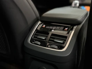 Volvo XC90 2.0 T8 Plug-in AWD Ultra Dark | Massage | Luchtvering | 22Inch | 7-Pers. | Pano |360°|H & K |Head-Up|Elektr Trekhaak / 47