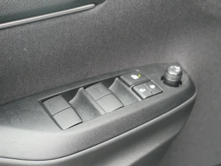 Toyota Yaris 1.5 Hybrid Dynamic Dealer onderhouden| ACC / 17