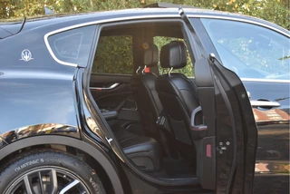 Maserati Levante 3.0 V6 AWD GranLusso 350 pk Facelift Driver ass.Pack 1 | Open dak | Harman/Kardon | Camera | Luchtvering | Carplay | Keyless | DAB | Full LED | 20" / 13