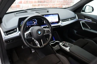 BMW X1 sDrive20i Executive M Sport Pakket Automaat  / Live Cockpit Professional / Shadow Line / Comfort Access / Head-Up Display / Adaptieve LED / 18 Inch / Parking Assistant Plus / Innovation Pack / Elektrisch Verstelbare Voorstoelen / Extra Getint Glas / 15