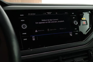 Volkswagen Polo 1.0 TSI 95pk 2x R-Line Climate Control ACC Camera Stoelverwarming Keyless Navigatie / 24