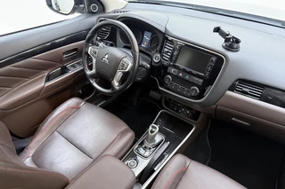Mitsubishi Outlander 2.0 PHEV Automaat instyle | Navigatie | Lederen bekleding | Achteruitrijcamera | Elektrische achterklep | Stoel- en stuurverwarming | Verwarmd voorraam / 19